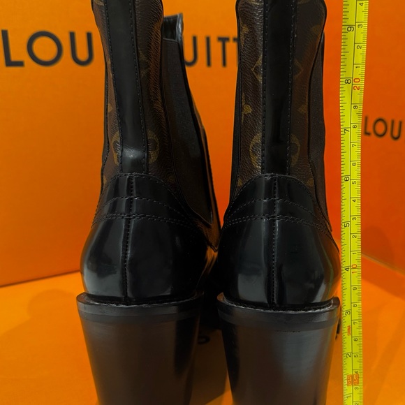 Louis Vuitton Star Trail Ankle Boot
New cond. dust bag & box
Runs small 8-8.5 - Picture 6 of 10